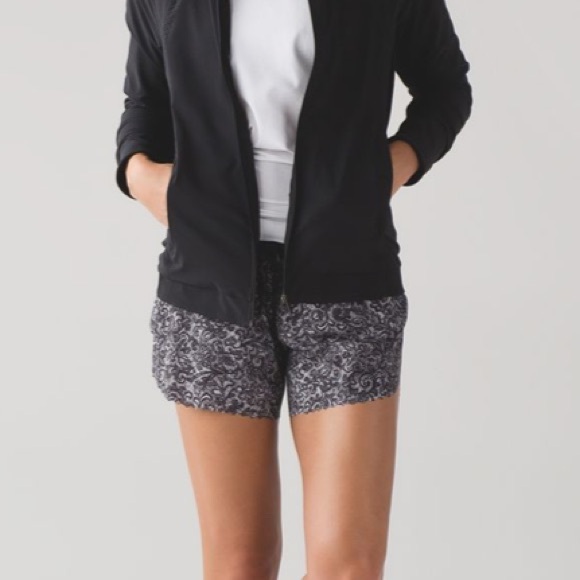 Lululemon size 6 Hit It Short 3 1/2” - Picture 6 of 9